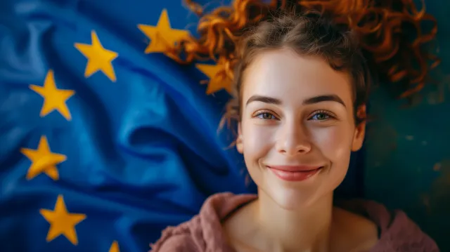 Avrupa Birliği bayrağı önünde bir yolcu