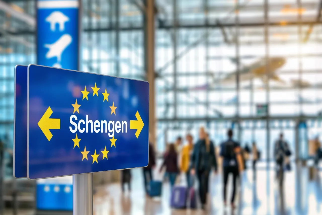 Havalimanında Schengen yönlendirme tabelası