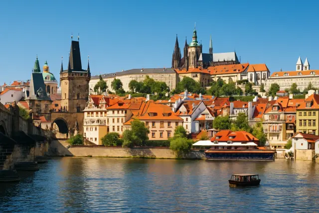 Prag’da Charles Köprüsü ve Vltava nehri, açık mavi gökyüzü