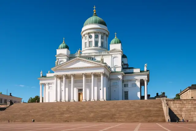 Helsinki Katedrali’nin beyaz cephesi ve yeşil kubbeleri, açık gökyüzü altında