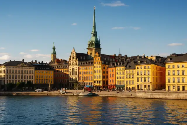 Stockholm Gamla Stan’ın sarı ve kırmızı cepheleri, parlak su üzerinden