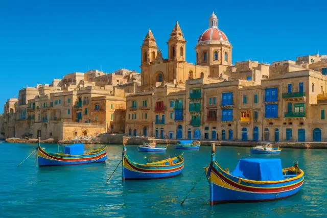 Valletta limanı, bal rengi taş binalar ve renkli tekneler
