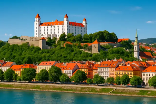 Bratislava Kalesi ve altındaki eski şehir ile Tuna nehri